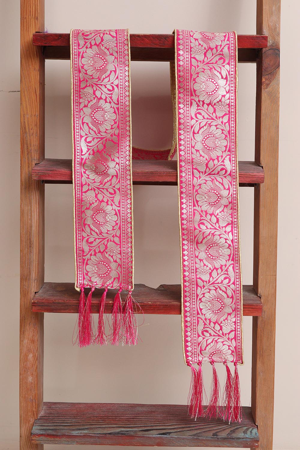 Divya India Customized Royal Swagat Stole ,Khesh, Patka, Gamcha, Dupatta – Elegant and Luxurious Pink Banarasi Silk Stole With a Beautifully Matching Tassel & Brooch for Welcoming Guests at Weddings, Anniversaries or Grand Celebratory Occasions