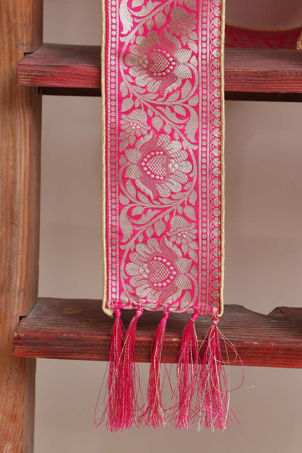 Divya India Customized Royal Swagat Stole ,Khesh, Patka, Gamcha, Dupatta – Elegant and Luxurious Pink Banarasi Silk Stole With a Beautifully Matching Tassel & Brooch for Welcoming Guests at Weddings, Anniversaries or Grand Celebratory Occasions