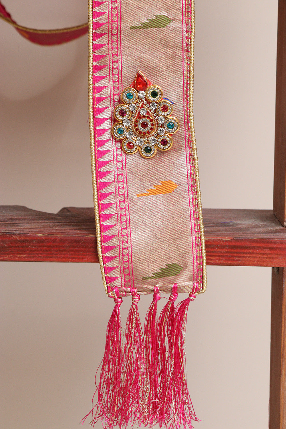 Divya India Customized Royal Swagat Stole/Dupatta – Elegant and Luxurious Pink Pathani Silk Muniya Border Stole With a Beautifully Matching Tassel & Brooch for Welcoming Guests at Weddings, Anniversaries or Grand Celebratory Occasions