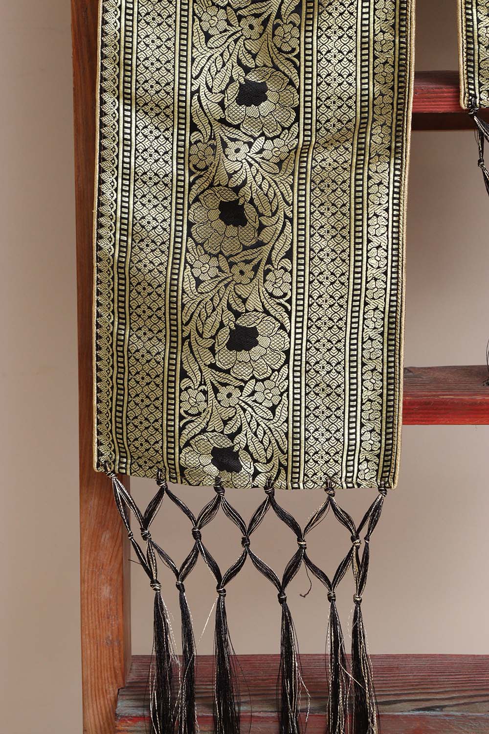 Divya India Customized Royal Swagat Stole/Dupatta – Elegant and Luxurious Black Banarasi Silk Stole With a Beautifully Matching Tassel & Brooch for Welcoming Guests at Weddings, Anniversaries or Grand Celebratory Occasions