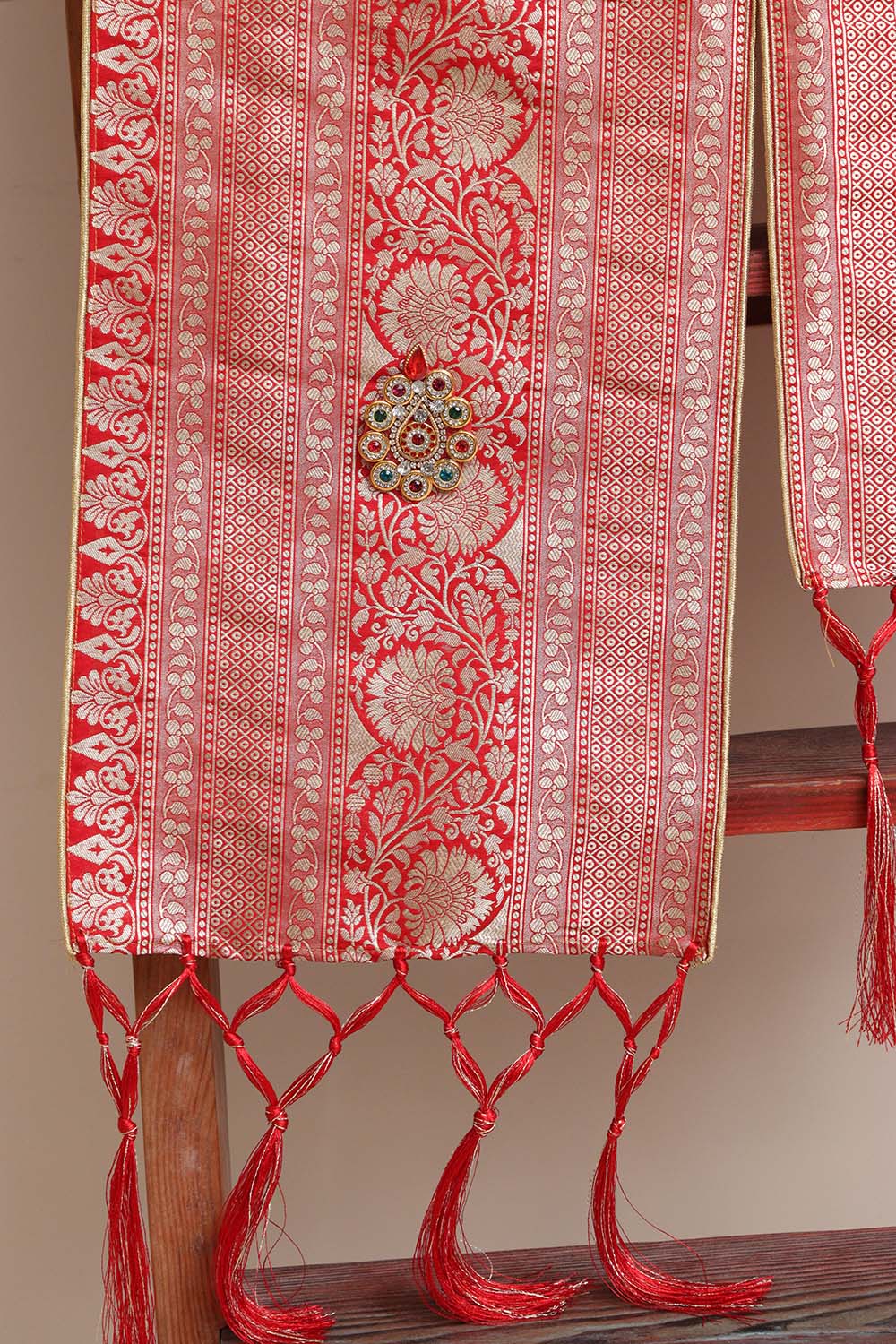 Divya India Customized Royal Swagat Stole/Dupatta – Elegant and Luxurious Red Banarasi Silk Stole With a Beautifully Matching Tassel & Brooch for Welcoming Guests at Weddings, Anniversaries or Grand Celebratory Occasions