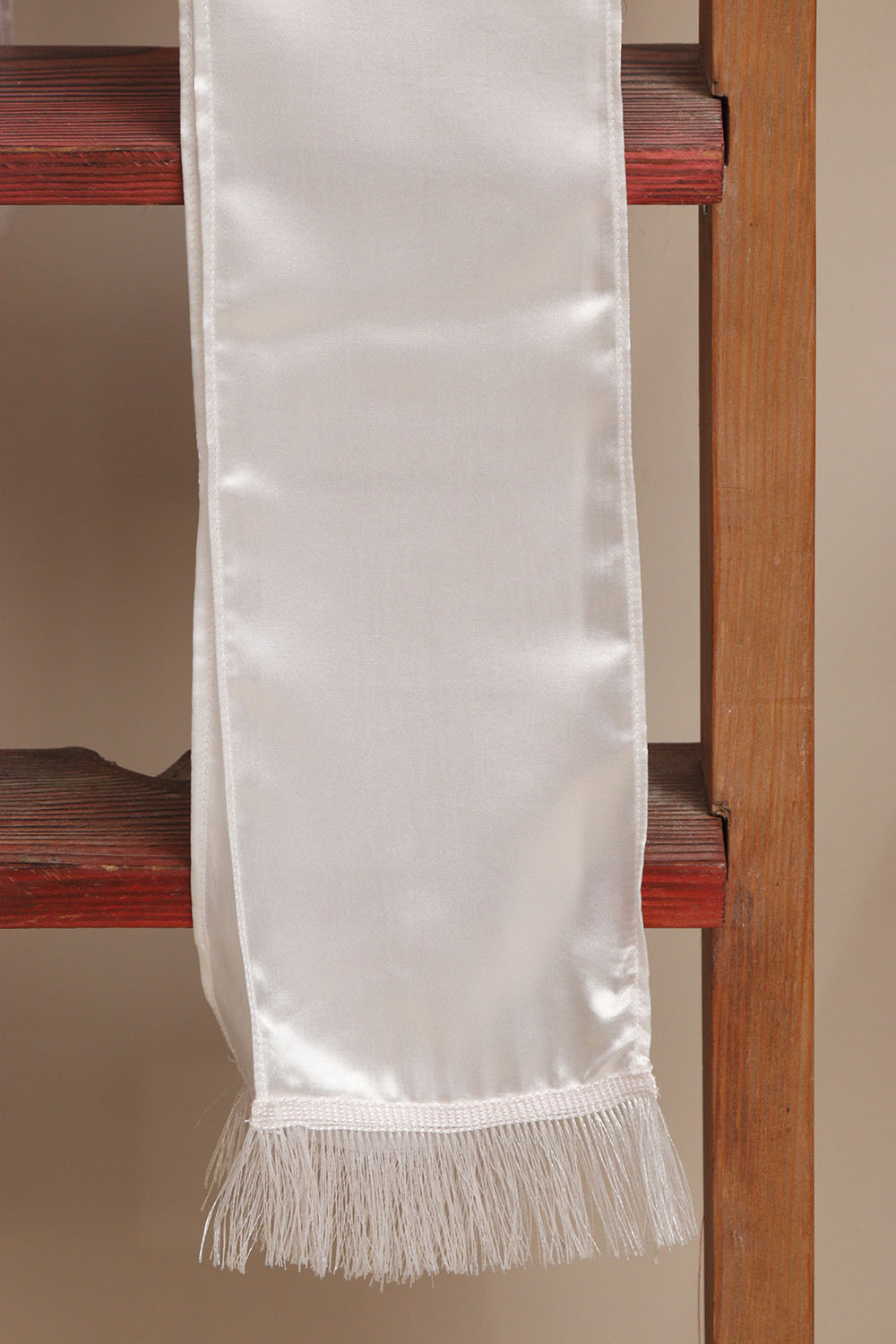 Luxurion World’s White plain unisex silk stole bring timeless elegance, making every wedding, anniversary, birthday, or celebration special by welcoming guests with warmth and grace