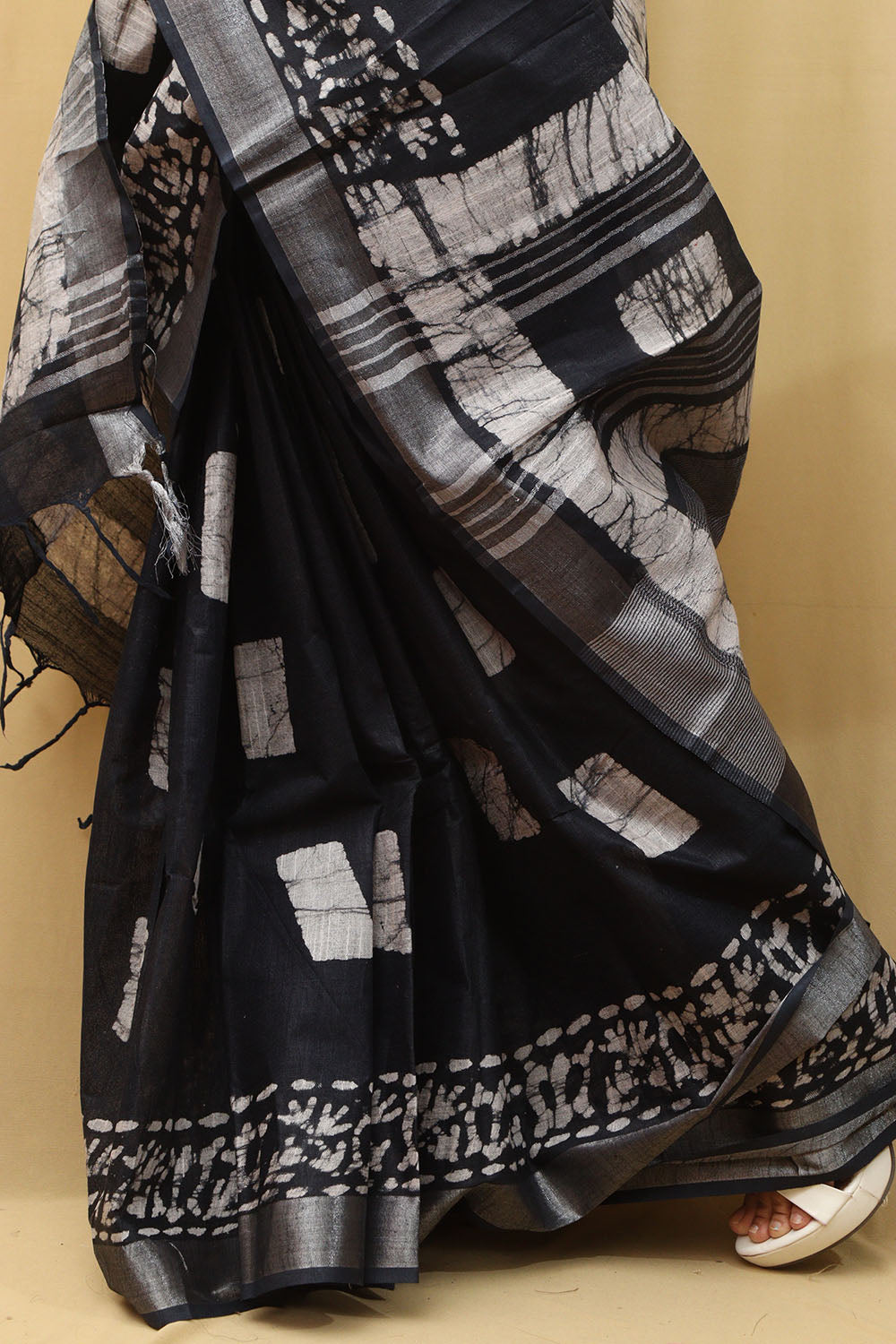 Elegant Dark Blue Linen Saree: Bhagalpur Beauty - Luxurion World