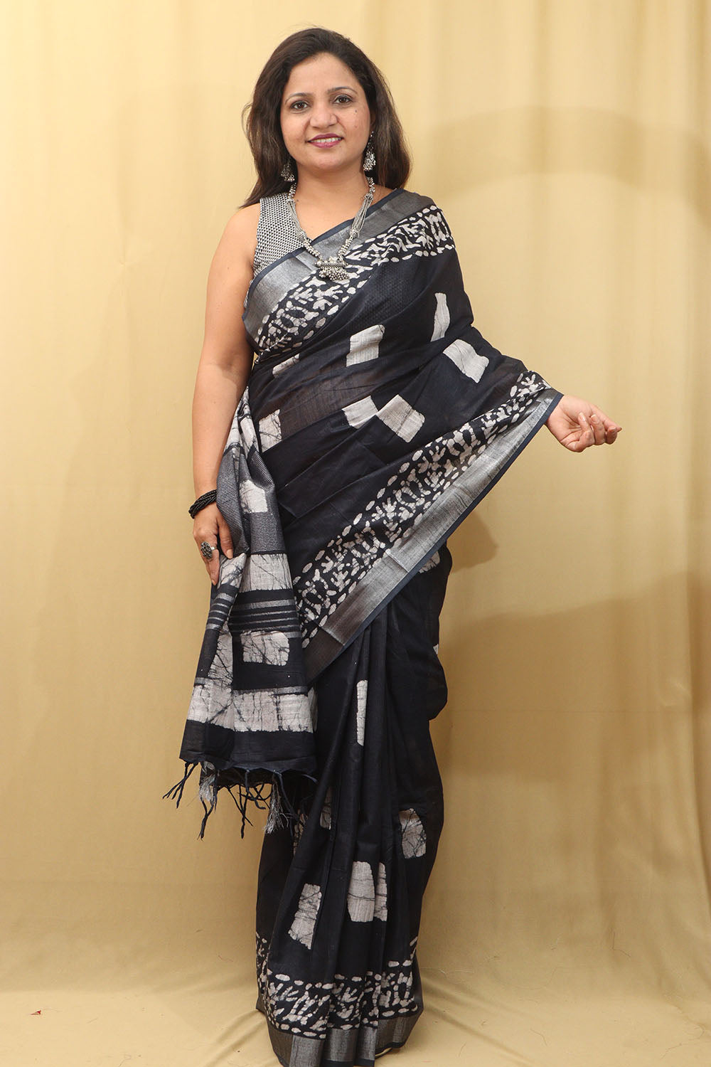 Elegant Dark Blue Linen Saree: Bhagalpur Beauty - Luxurion World