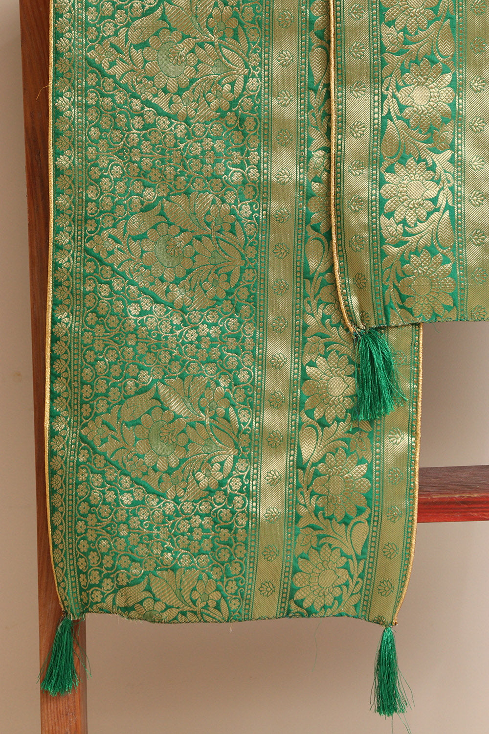 Luxurion World Customised Royal Swagat Stole/Dupatta – Elegant and Luxurious Green Banarasi Silk Stole With a Beautifully Matching Tassel for Welcoming Guests at Weddings, Anniversaries or Grand Celebratory Occasions - Luxurion World