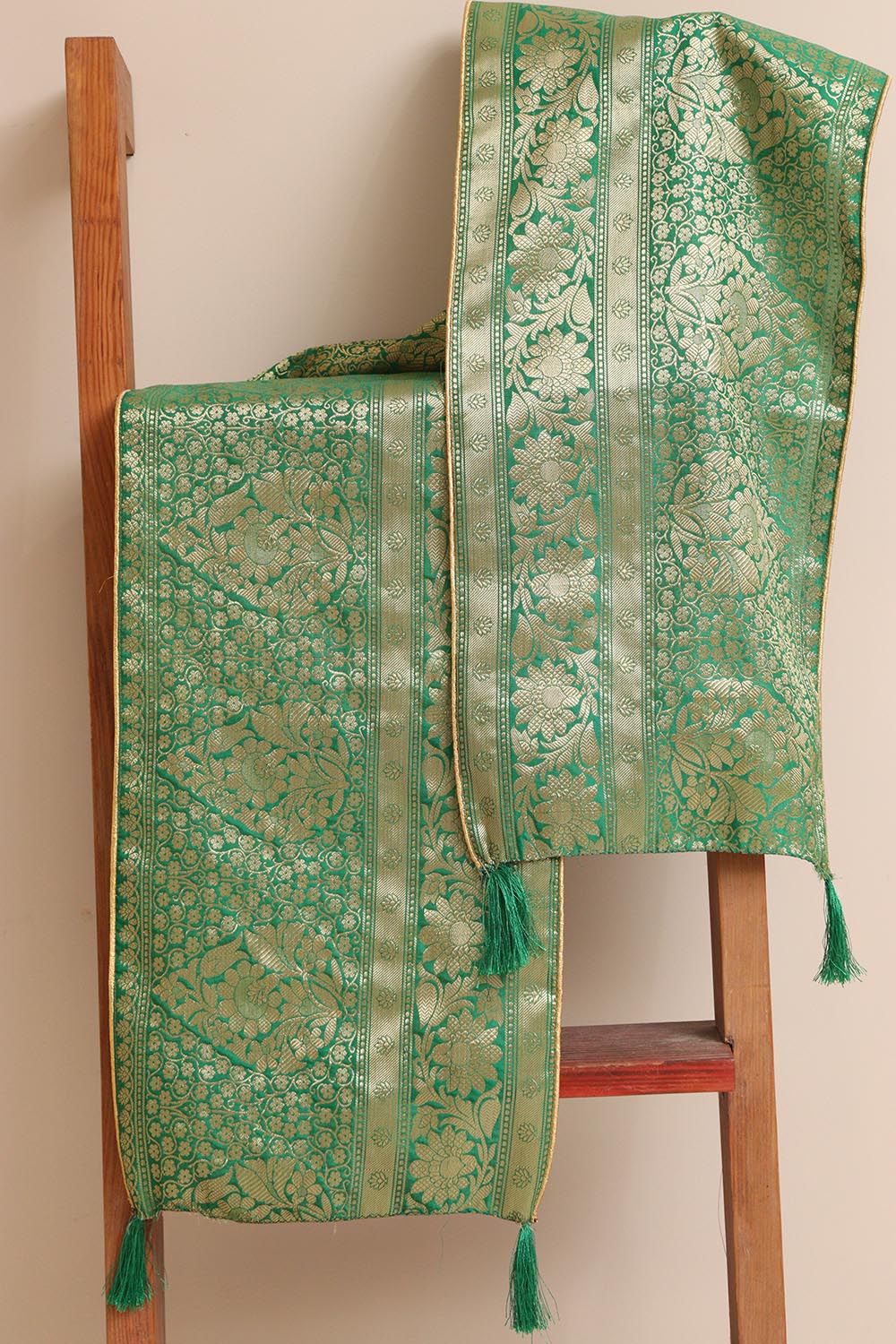 Luxurion World Customised Royal Swagat Stole/Dupatta – Elegant and Luxurious Green Banarasi Silk Stole With a Beautifully Matching Tassel for Welcoming Guests at Weddings, Anniversaries or Grand Celebratory Occasions - Luxurion World