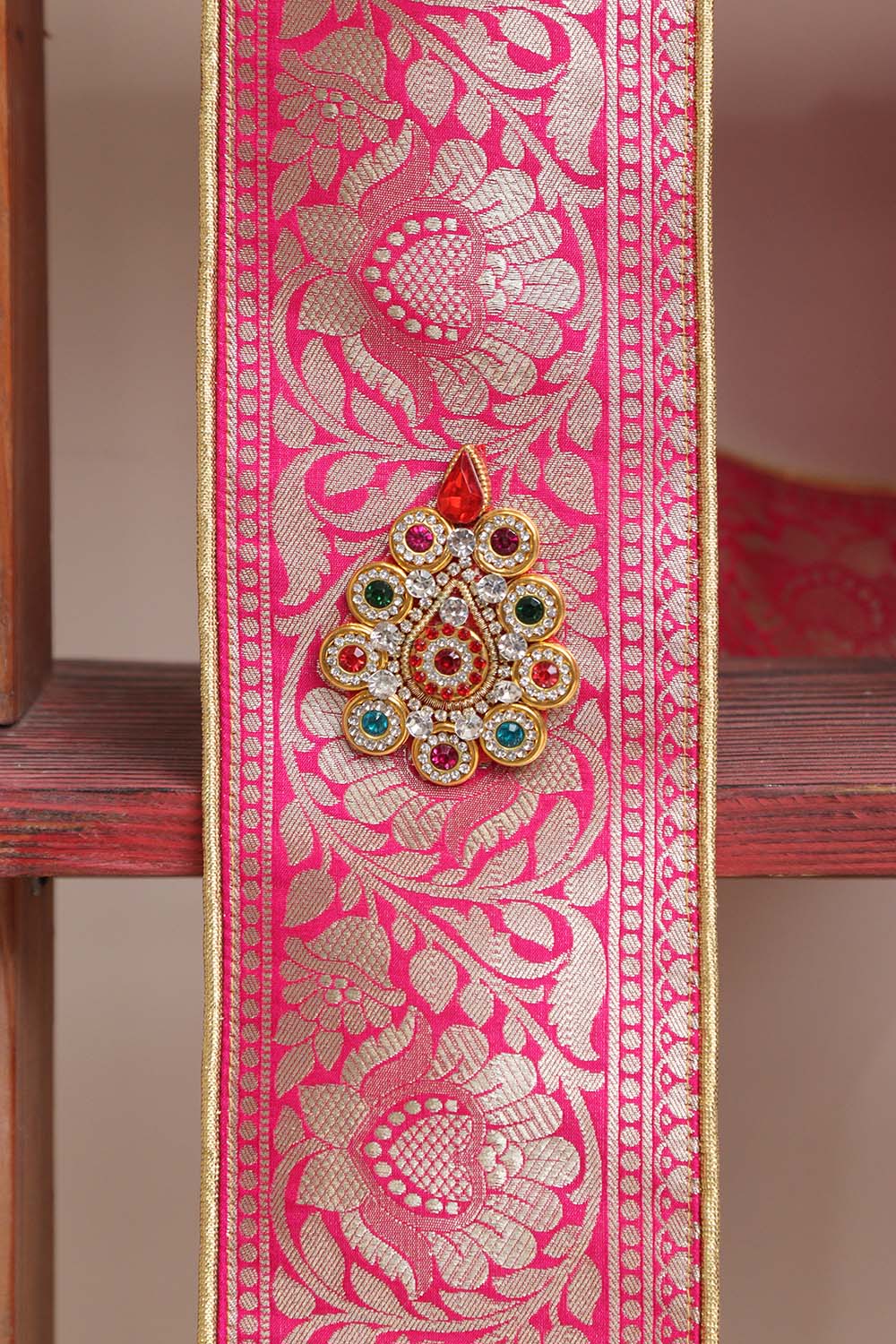 Divya India Customized Royal Swagat Stole ,Khesh, Patka, Gamcha, Dupatta – Elegant and Luxurious Pink Banarasi Silk Stole With a Beautifully Matching Tassel & Brooch for Welcoming Guests at Weddings, Anniversaries or Grand Celebratory Occasions