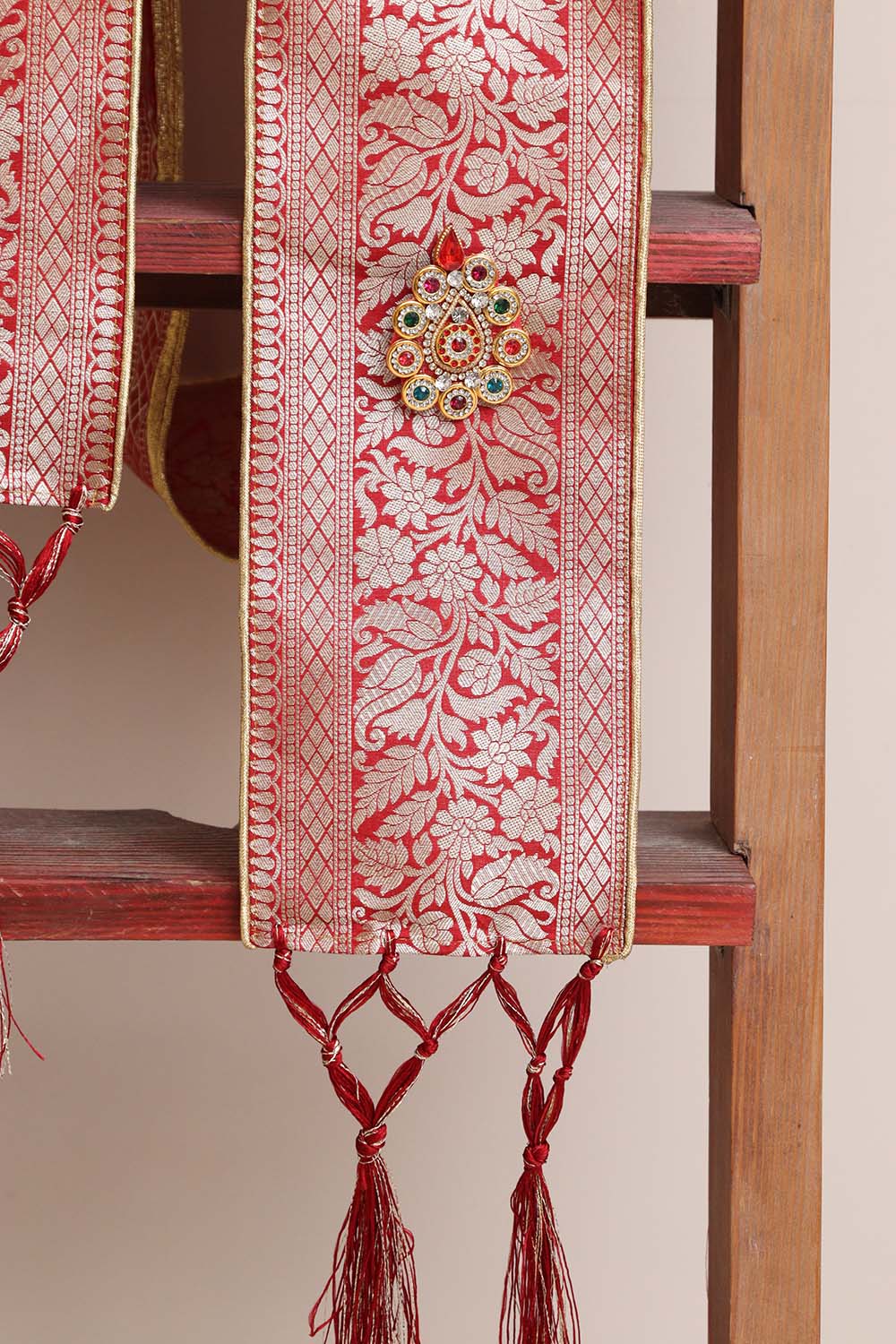 Divya India Customized Royal Swagat Stole ,Khesh, Patka, Gamcha, Dupatta – Elegant and Luxurious Red Banarasi Silk Stole With a Beautifully Matching Tassel & Brooch for Welcoming Guests at Weddings, Anniversaries or Grand Celebratory Occasions