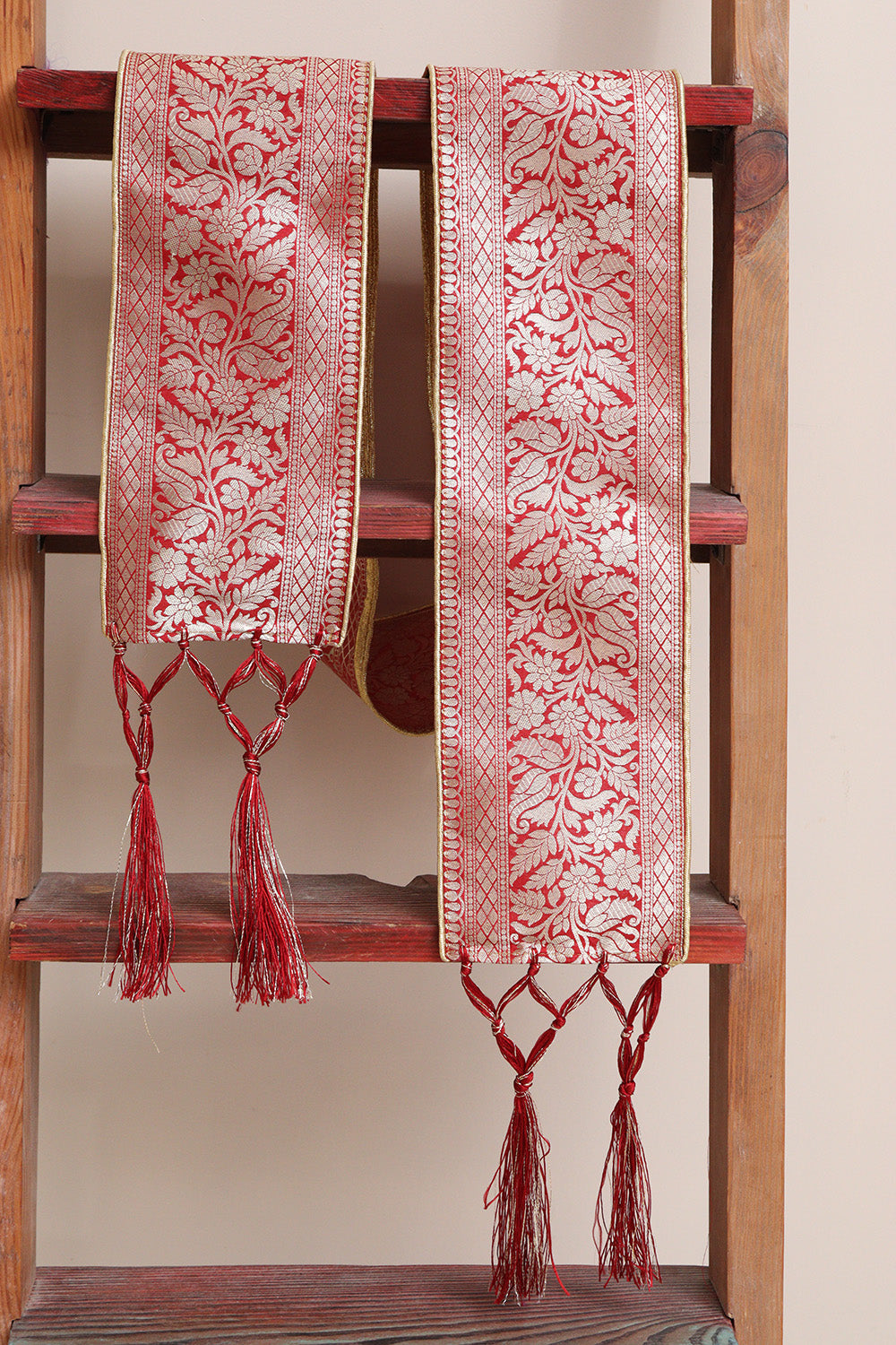 Divya India Customized Royal Swagat Stole ,Khesh, Patka, Gamcha, Dupatta – Elegant and Luxurious Red Banarasi Silk Stole With a Beautifully Matching Tassel & Brooch for Welcoming Guests at Weddings, Anniversaries or Grand Celebratory Occasions