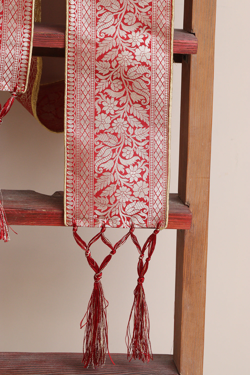 Divya India Customized Royal Swagat Stole ,Khesh, Patka, Gamcha, Dupatta – Elegant and Luxurious Red Banarasi Silk Stole With a Beautifully Matching Tassel & Brooch for Welcoming Guests at Weddings, Anniversaries or Grand Celebratory Occasions