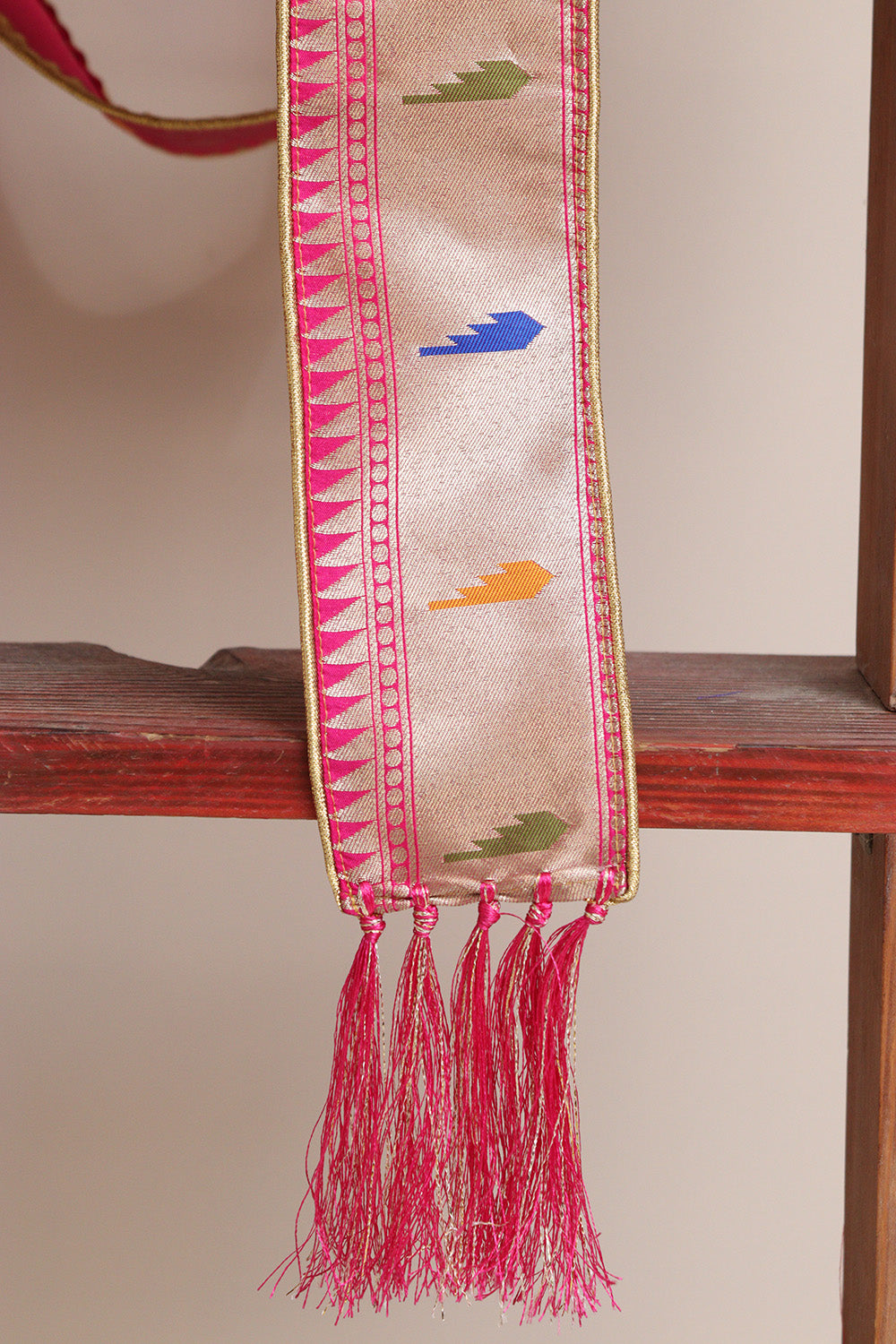 Divya India Customized Royal Swagat Stole/Dupatta – Elegant and Luxurious Pink Pathani Silk Muniya Border Stole With a Beautifully Matching Tassel & Brooch for Welcoming Guests at Weddings, Anniversaries or Grand Celebratory Occasions