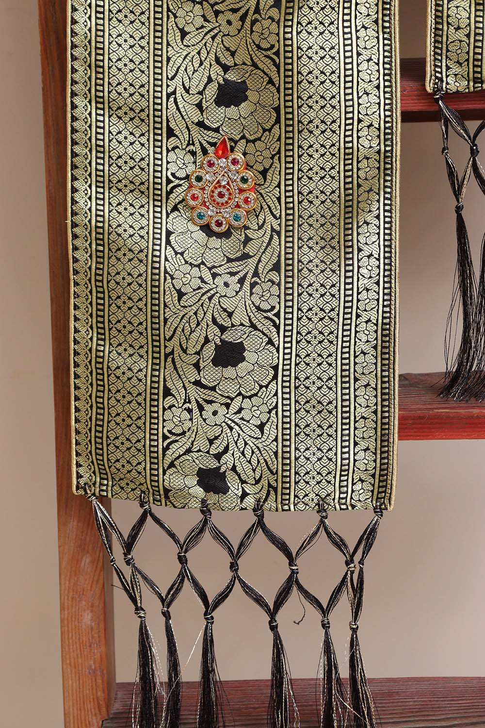 Divya India Customized Royal Swagat Stole/Dupatta – Elegant and Luxurious Black Banarasi Silk Stole With a Beautifully Matching Tassel & Brooch for Welcoming Guests at Weddings, Anniversaries or Grand Celebratory Occasions