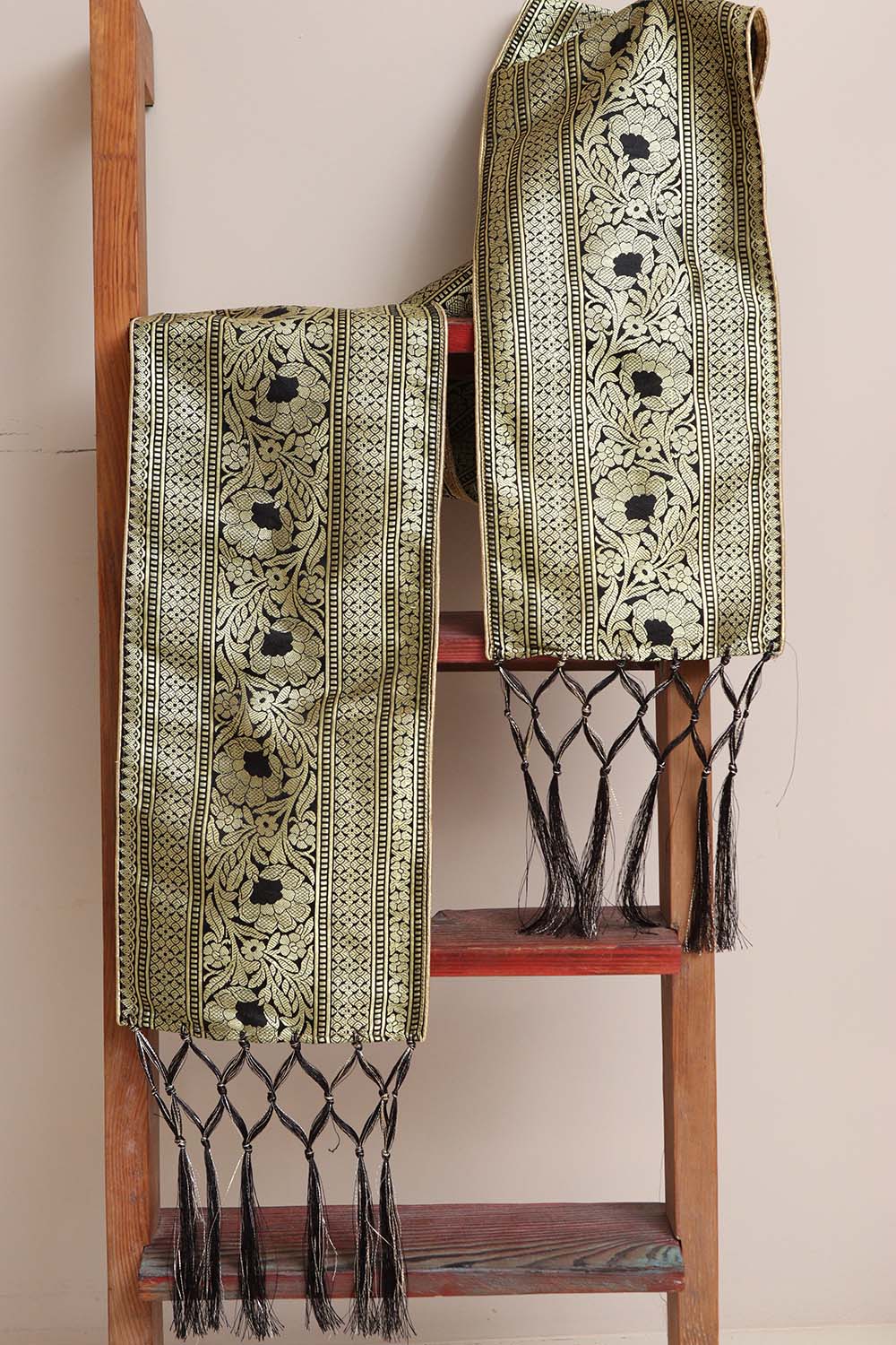 Divya India Customized Royal Swagat Stole/Dupatta – Elegant and Luxurious Black Banarasi Silk Stole With a Beautifully Matching Tassel & Brooch for Welcoming Guests at Weddings, Anniversaries or Grand Celebratory Occasions