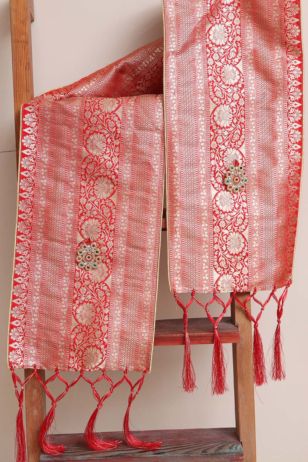 Divya India Customized Royal Swagat Stole/Dupatta – Elegant and Luxurious Red Banarasi Silk Stole With a Beautifully Matching Tassel & Brooch for Welcoming Guests at Weddings, Anniversaries or Grand Celebratory Occasions