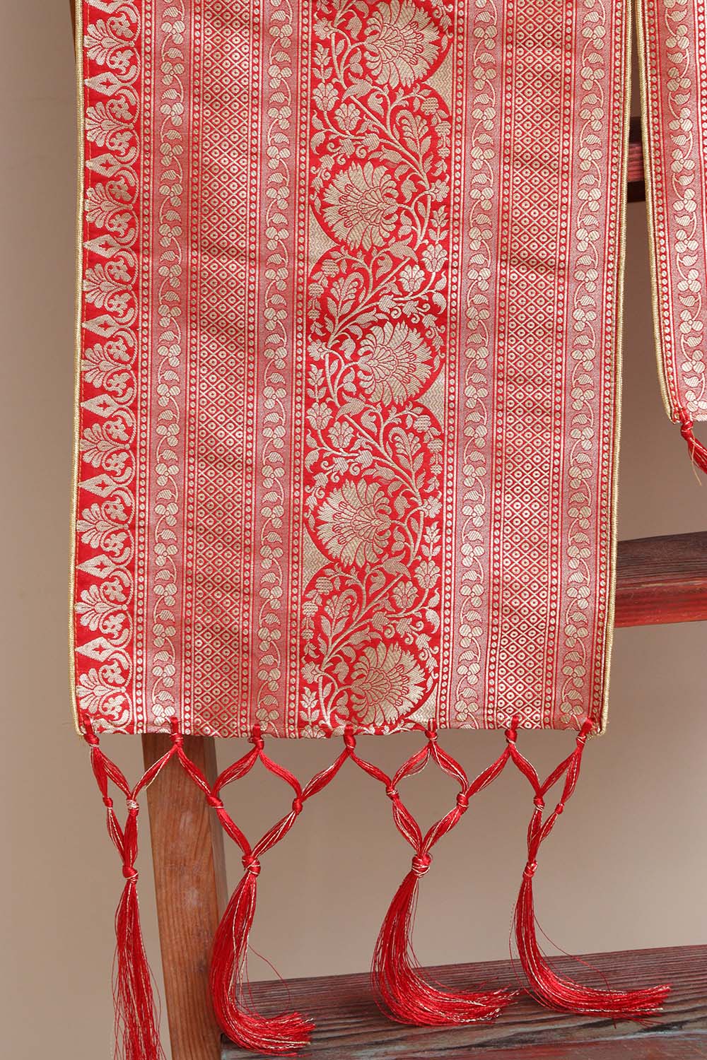 Divya India Customized Royal Swagat Stole/Dupatta – Elegant and Luxurious Red Banarasi Silk Stole With a Beautifully Matching Tassel & Brooch for Welcoming Guests at Weddings, Anniversaries or Grand Celebratory Occasions