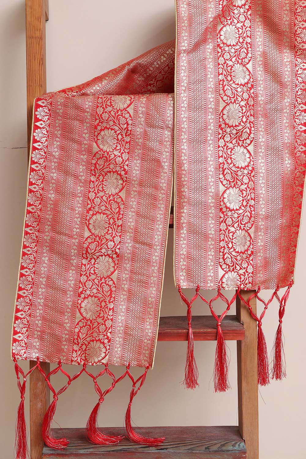 Divya India Customized Royal Swagat Stole/Dupatta – Elegant and Luxurious Red Banarasi Silk Stole With a Beautifully Matching Tassel & Brooch for Welcoming Guests at Weddings, Anniversaries or Grand Celebratory Occasions