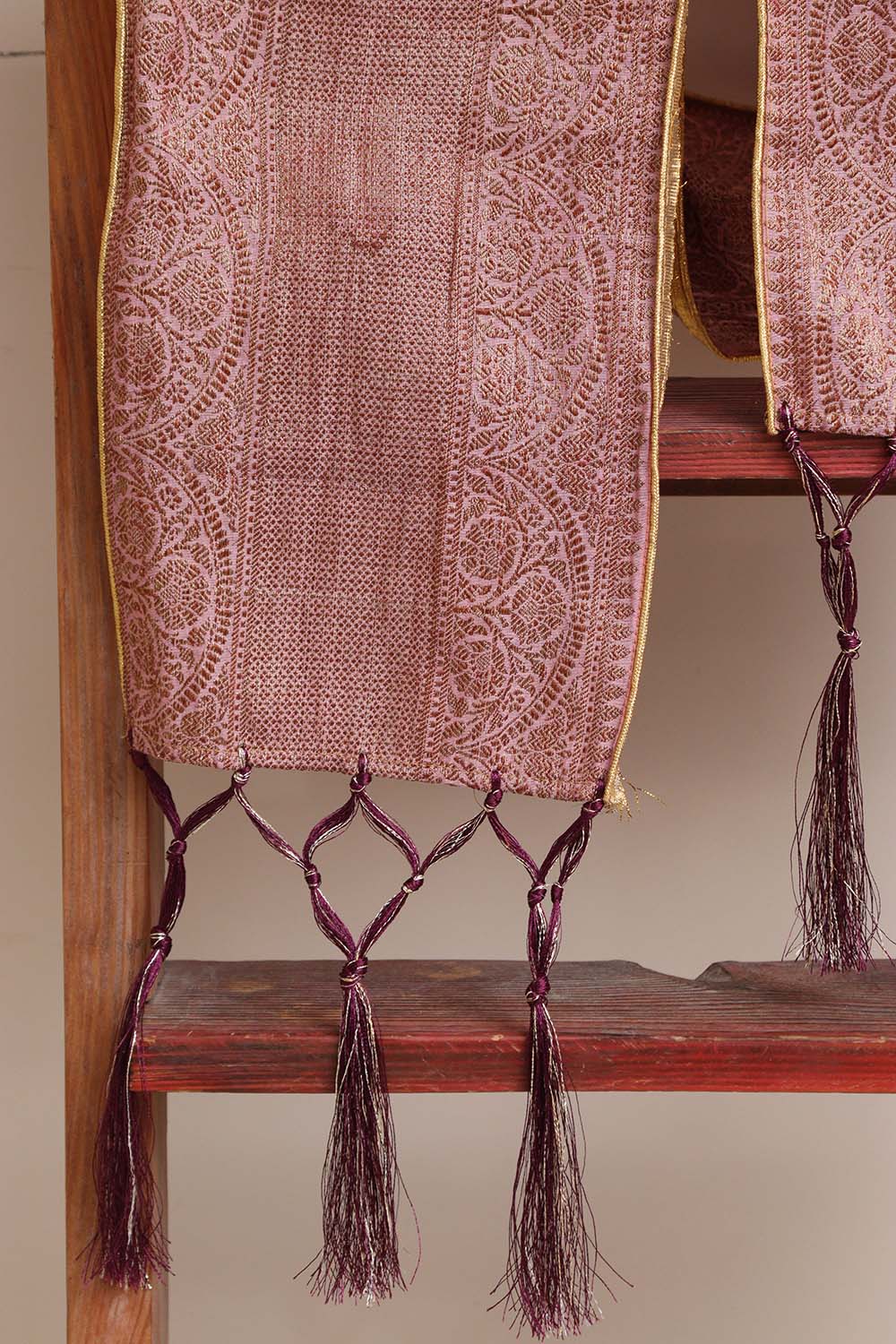 Divya India Customized Swagat Stole/Dupatta – Pink Banarasi Antique Zari Cotton Stole With a Beautifully Matching Tassel & Brooch for Welcoming Guests at Weddings, Anniversaries or Grand Celebratory Occasions
