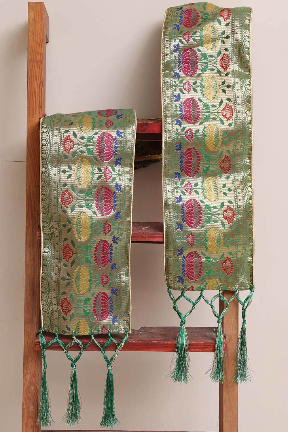 Divya India Customized Royal Swagat Stole/Dupatta – Elegant and Luxurious Green Paithani Silk Flower Design Stole With a Beautifully Matching Tassel & Brooch for Welcoming Guests at Weddings, Anniversaries or Grand Celebratory Occasions