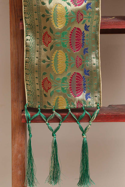 Divya India Customized Royal Swagat Stole/Dupatta – Elegant and Luxurious Green Paithani Silk Flower Design Stole With a Beautifully Matching Tassel & Brooch for Welcoming Guests at Weddings, Anniversaries or Grand Celebratory Occasions