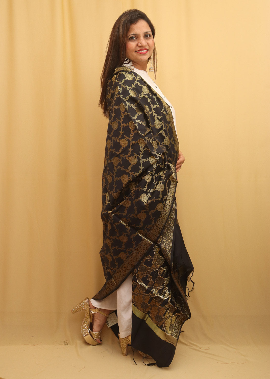 Black Banarasi Silk Dupatta - divyaindia 