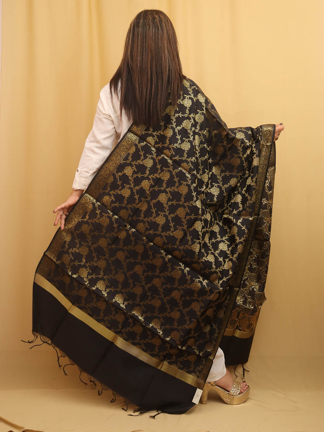 Black Banarasi Silk Dupatta - divyaindia 